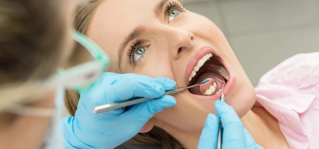 dentystka dokonująca przeglądu uzębienia
