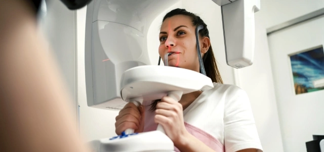 kobieta w maszynie do robienia zdjęć rentgenowskich szczęki