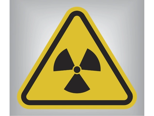 Symbol radioaktywności w żółtym trójkącie