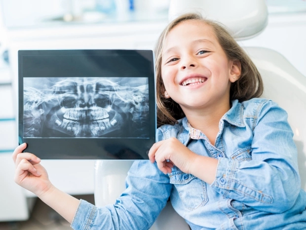 dziewczynka trzymająca zdjęcie rentgenowskie